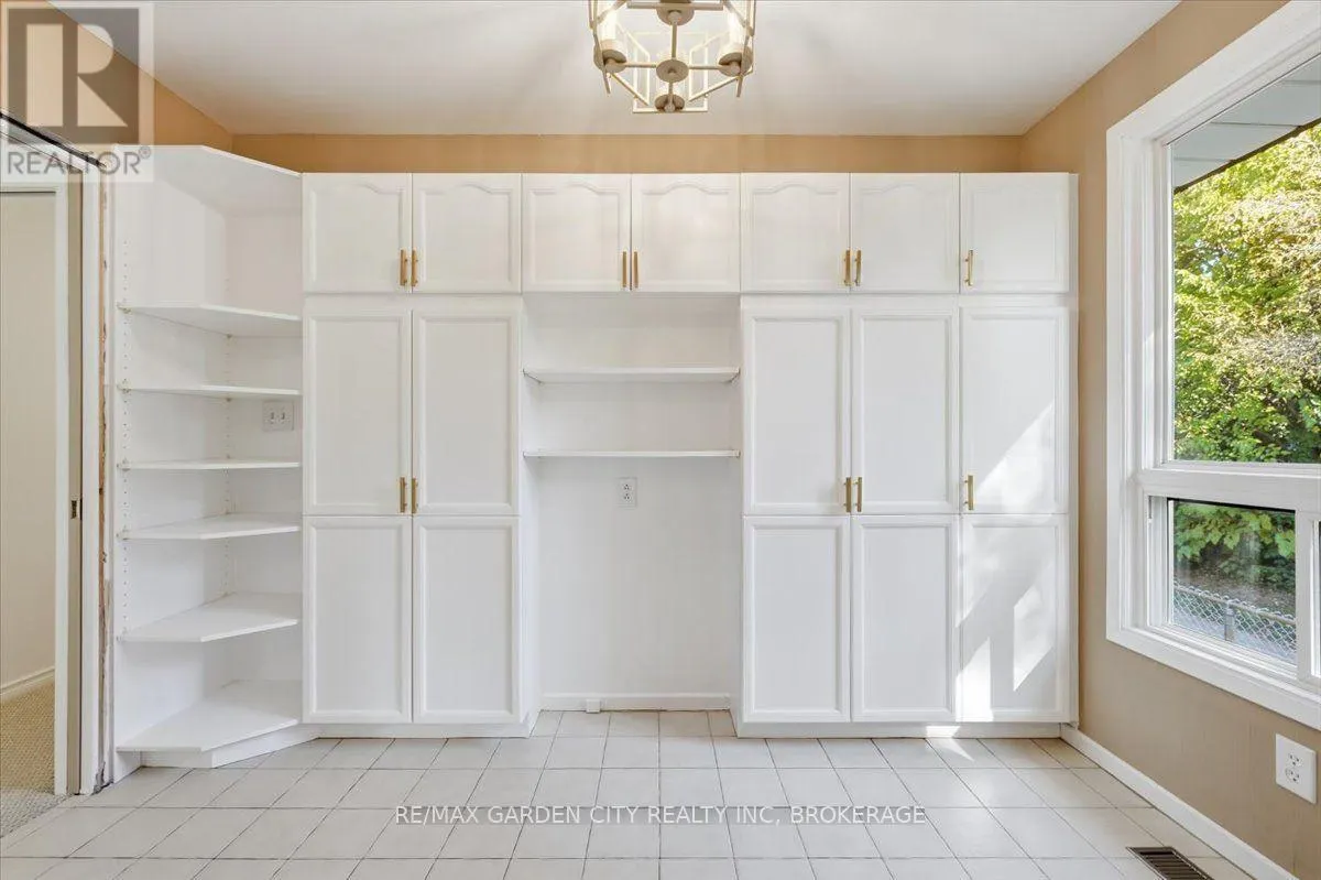 19 BERKHOUT TERRACE
