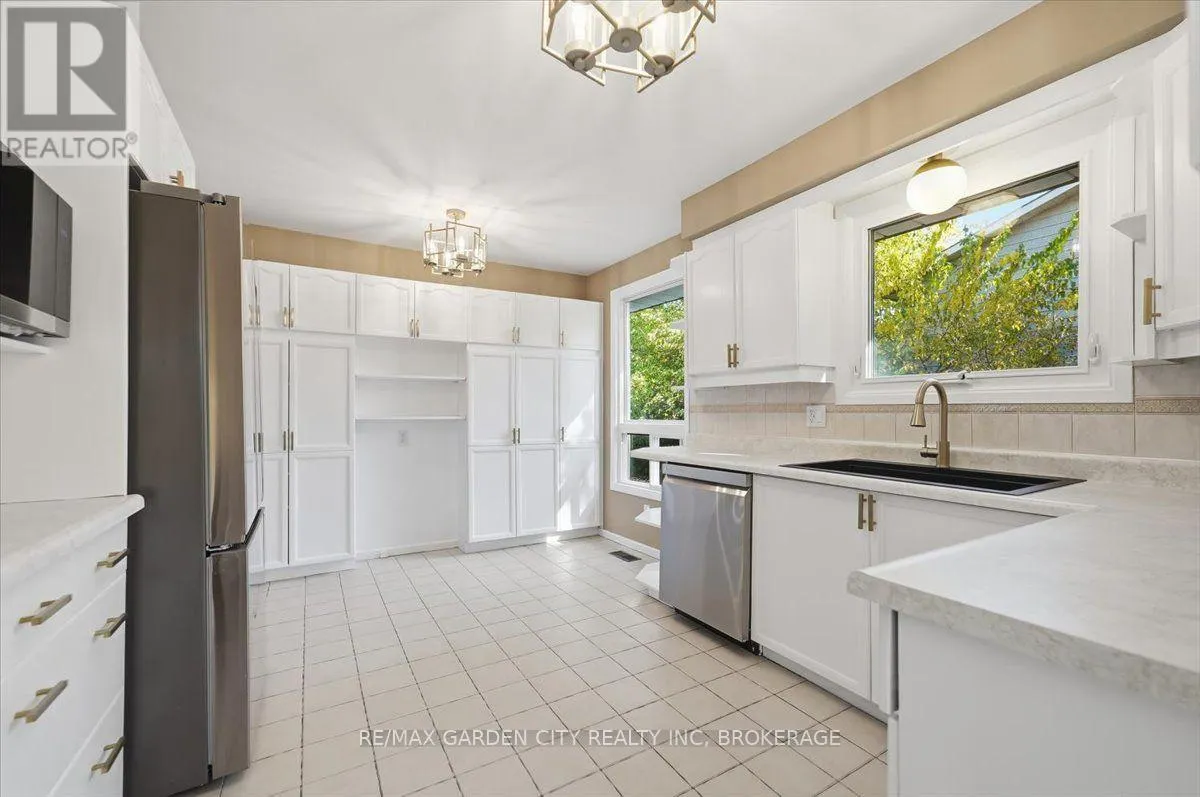 19 BERKHOUT TERRACE