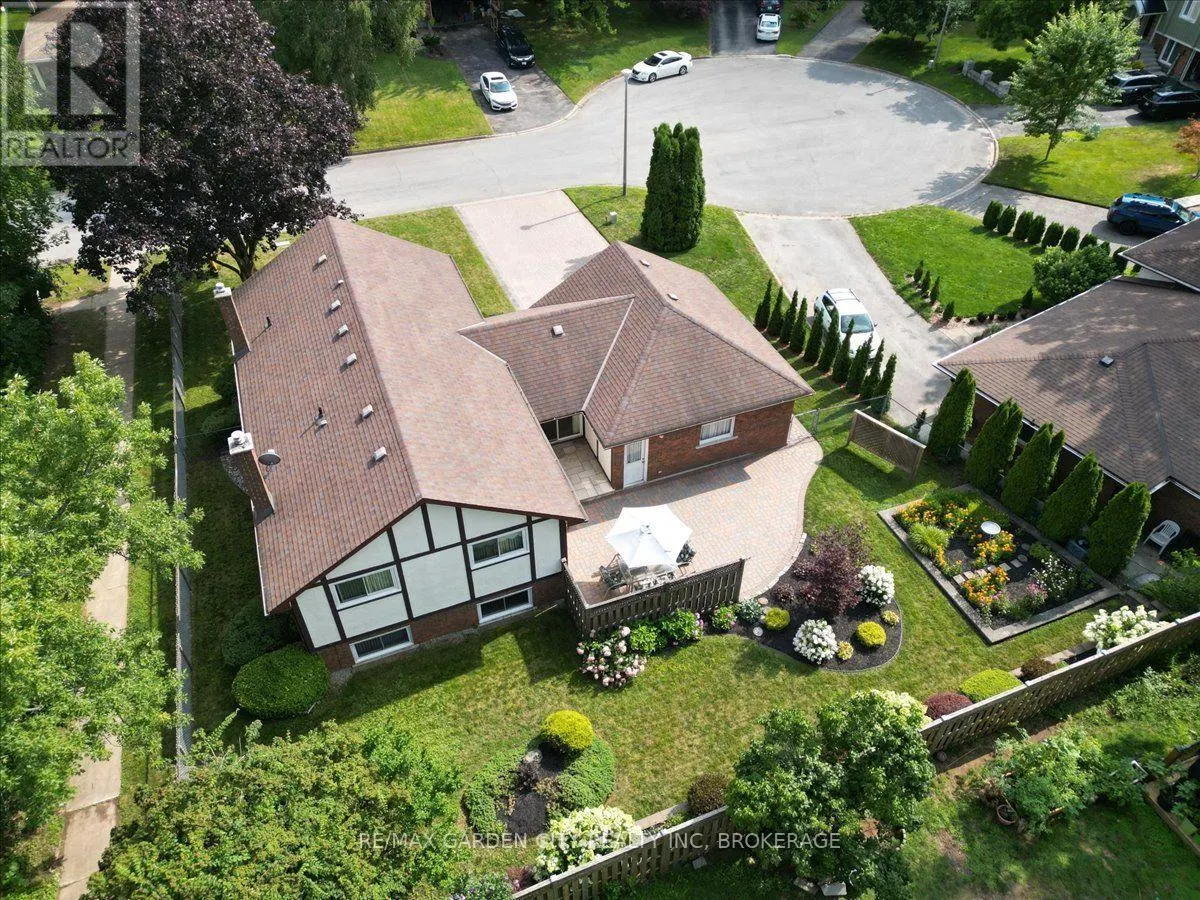 19 BERKHOUT TERRACE