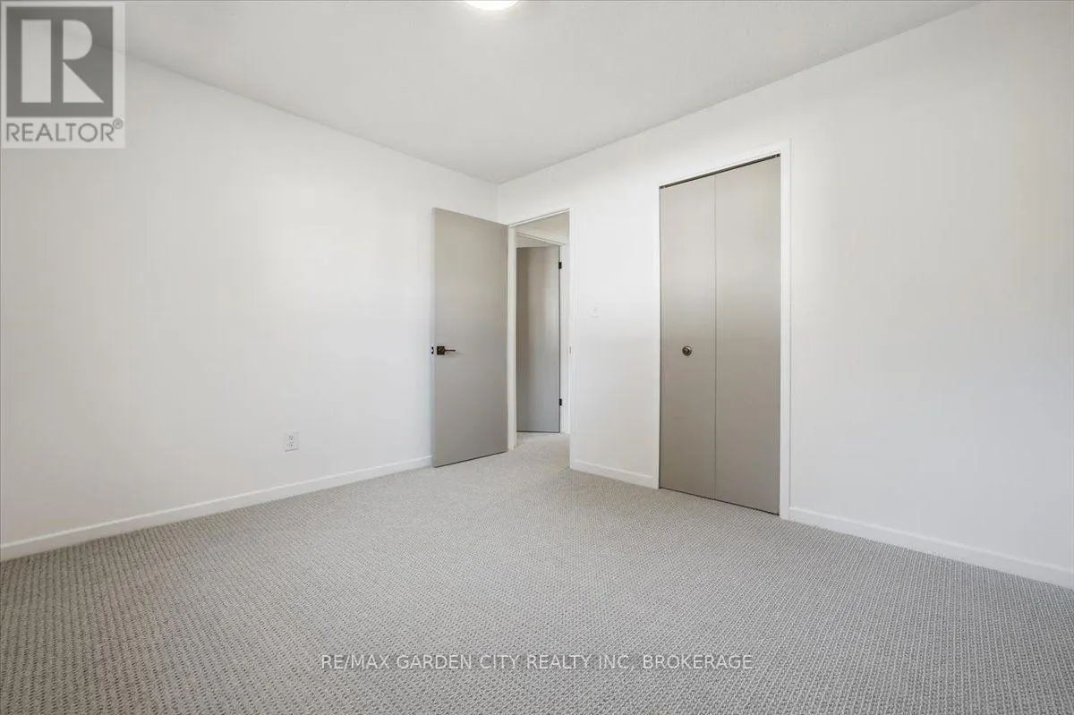 19 BERKHOUT TERRACE