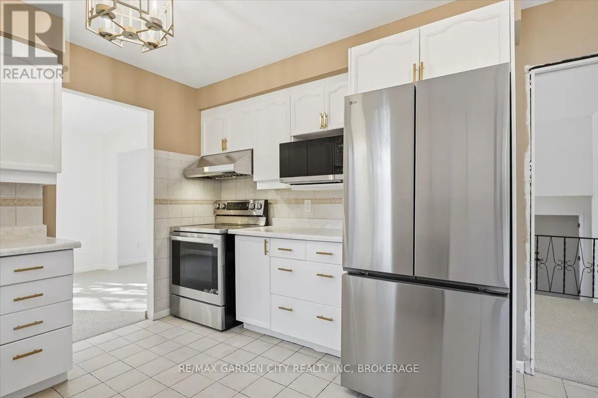 19 BERKHOUT TERRACE