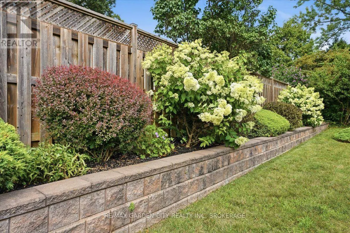 19 BERKHOUT TERRACE