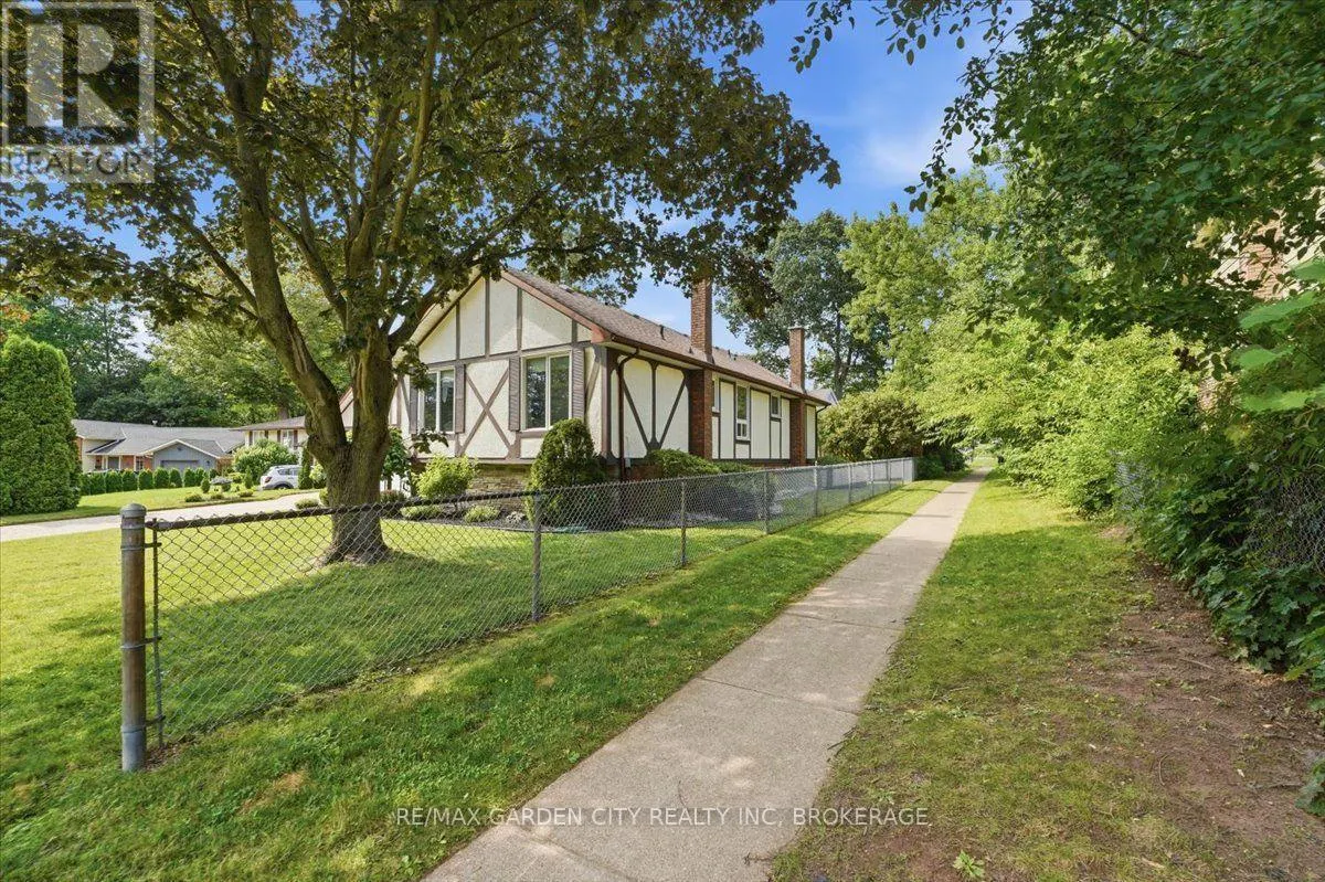 19 BERKHOUT TERRACE
