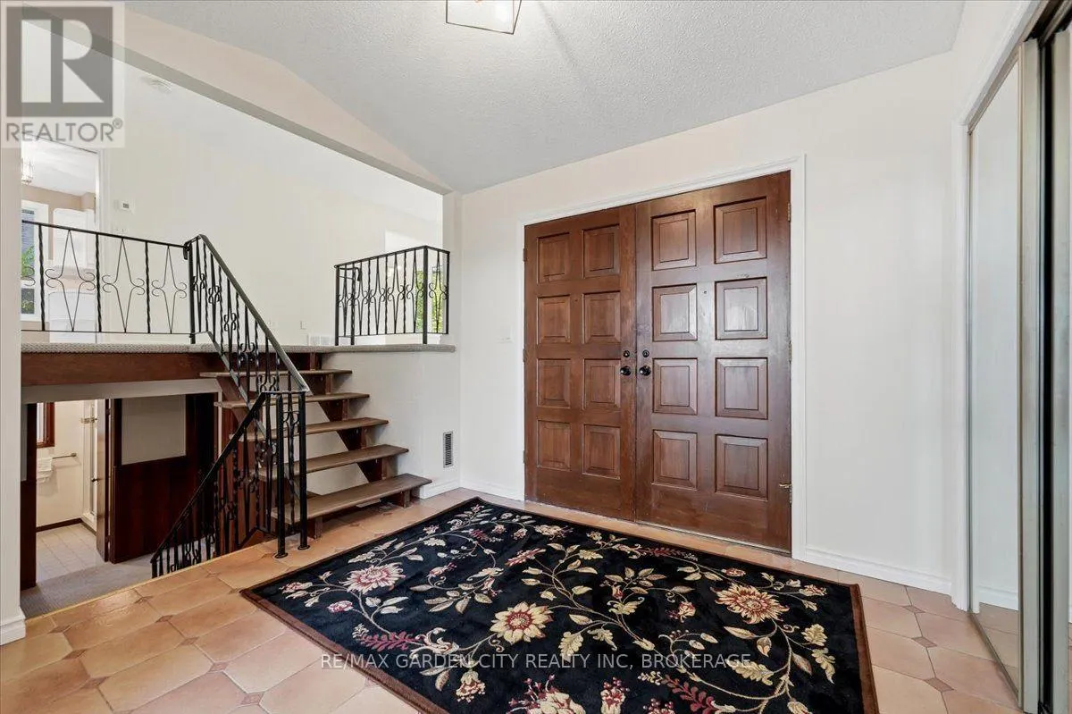 19 BERKHOUT TERRACE
