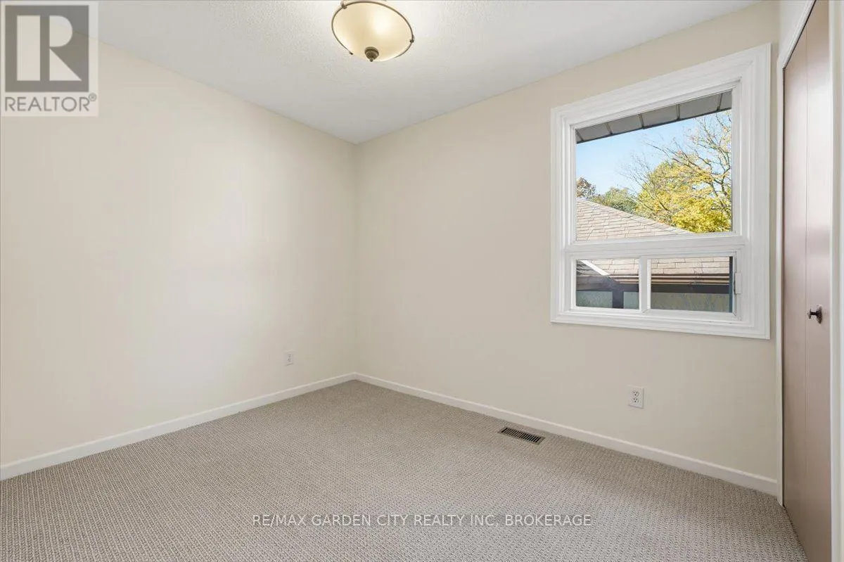 19 BERKHOUT TERRACE