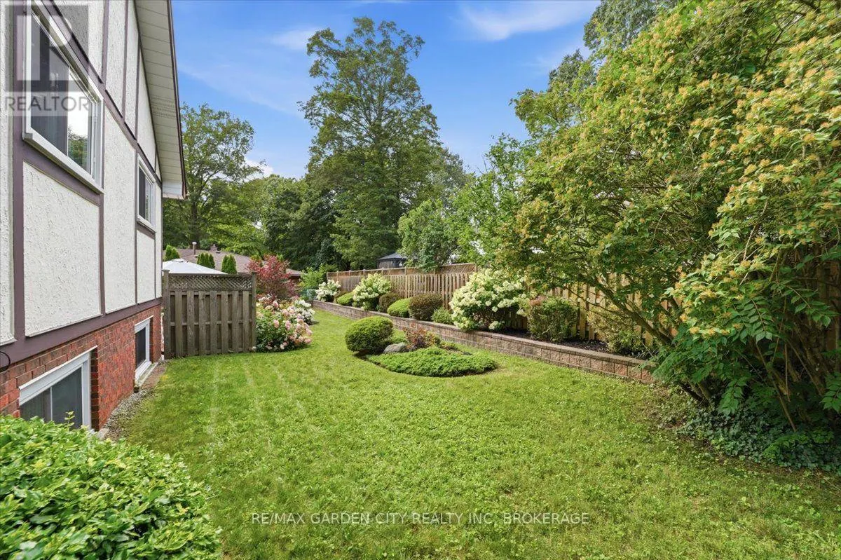 19 BERKHOUT TERRACE