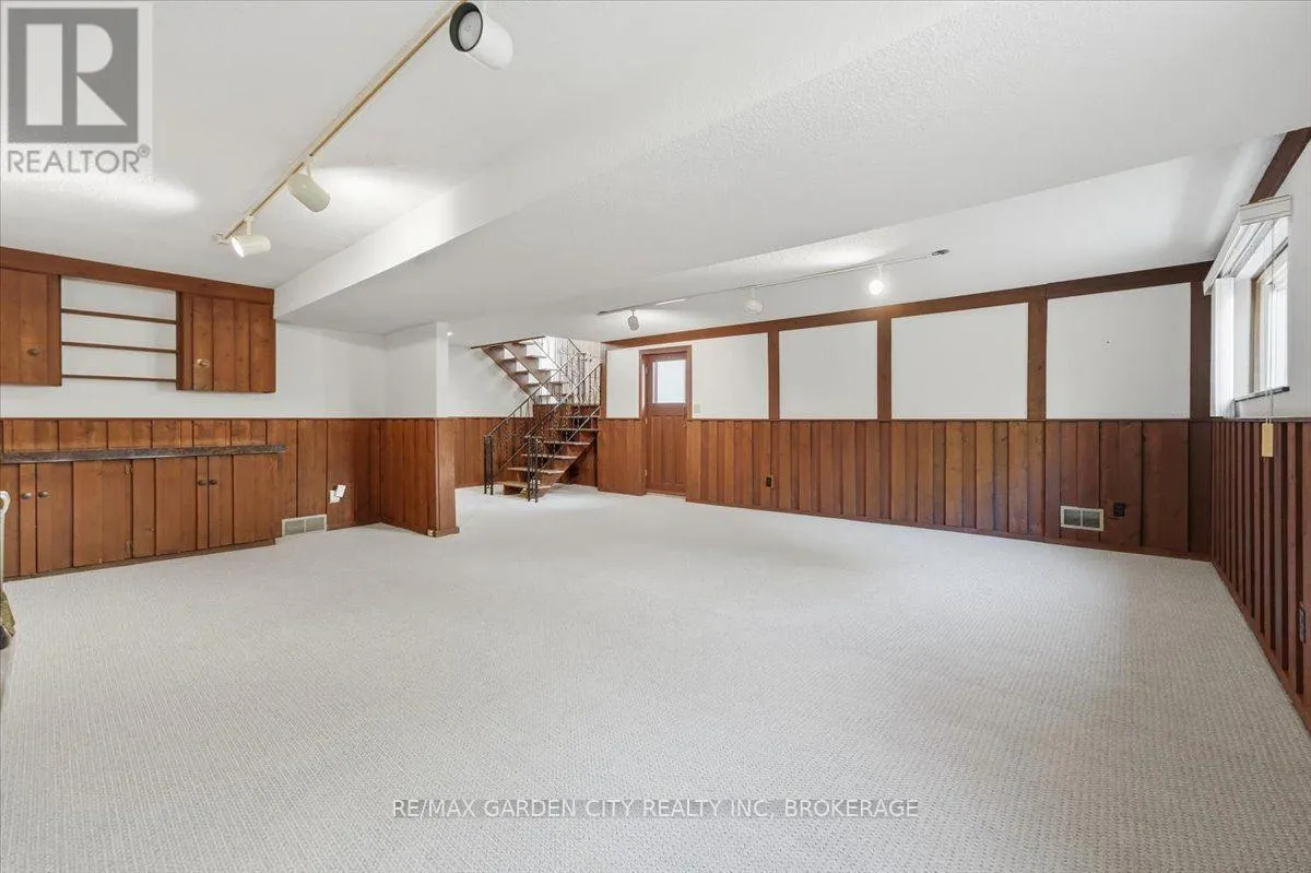 19 BERKHOUT TERRACE