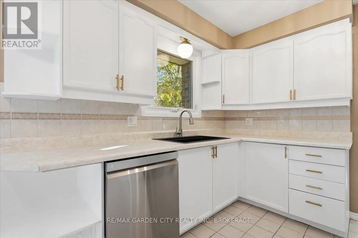 19 BERKHOUT TERRACE