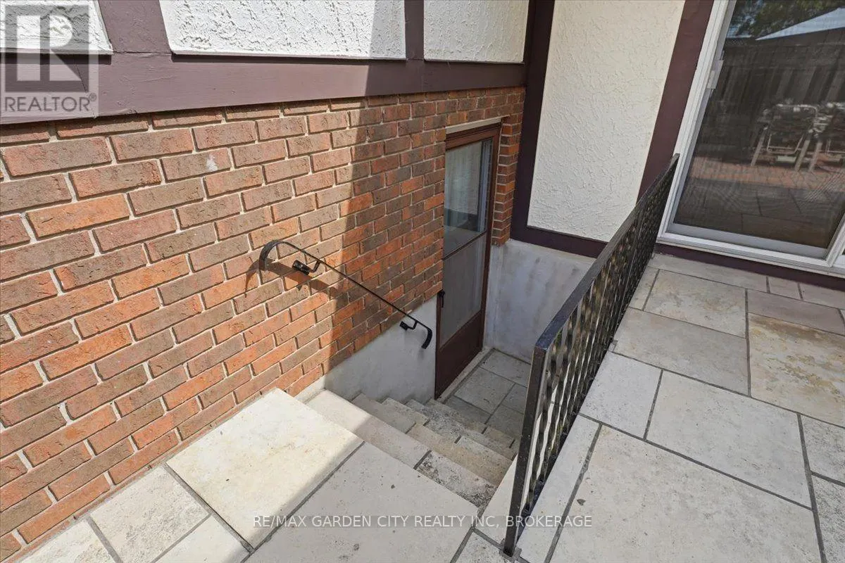 19 BERKHOUT TERRACE