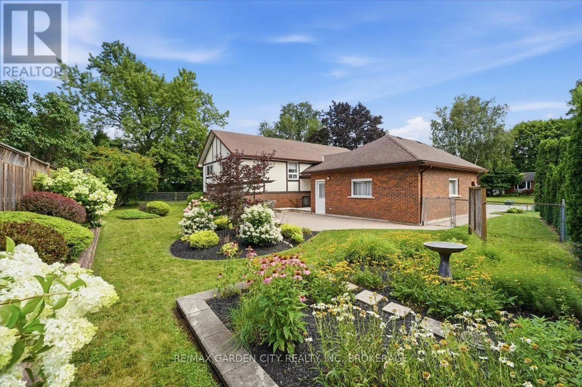 19 BERKHOUT TERRACE