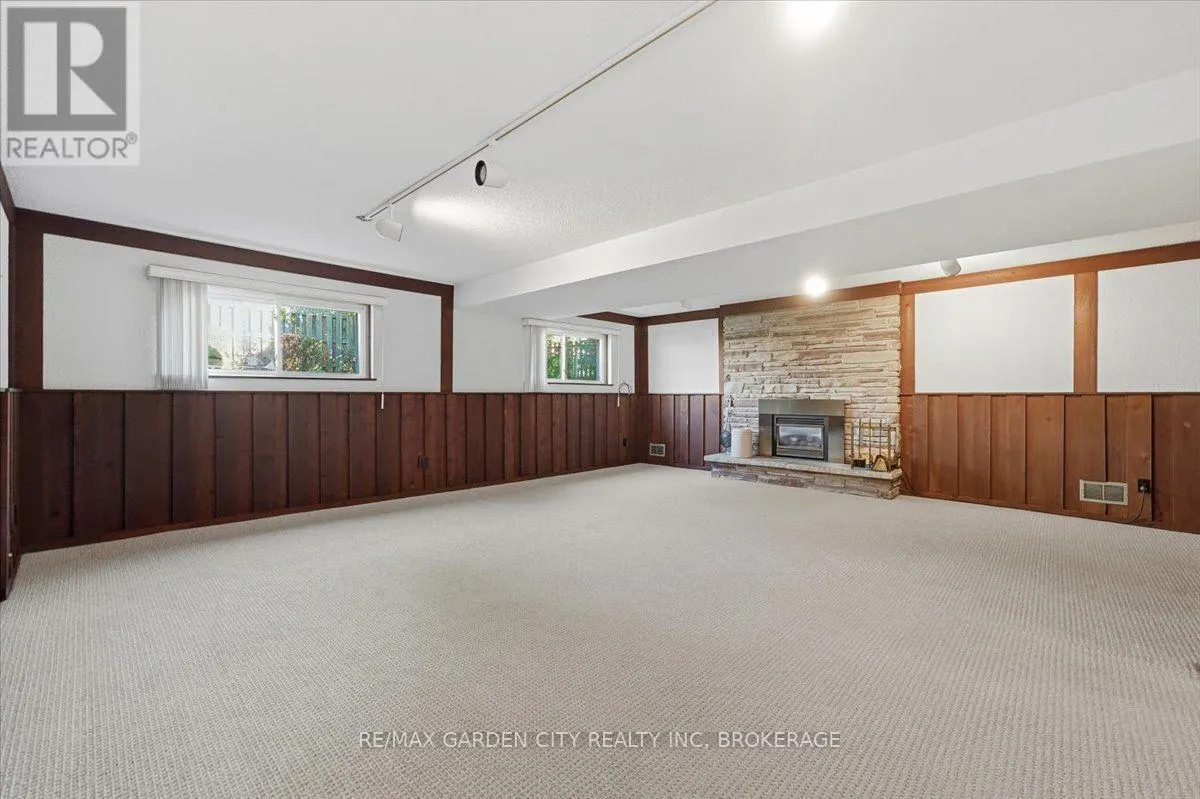 19 BERKHOUT TERRACE