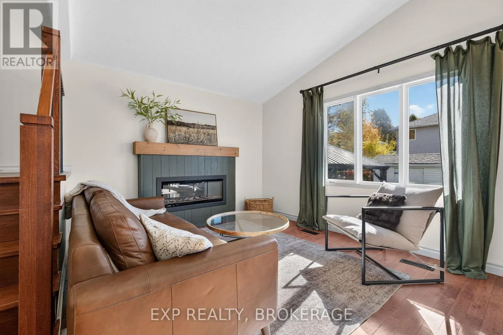 975 RAINBOW CRESCENT