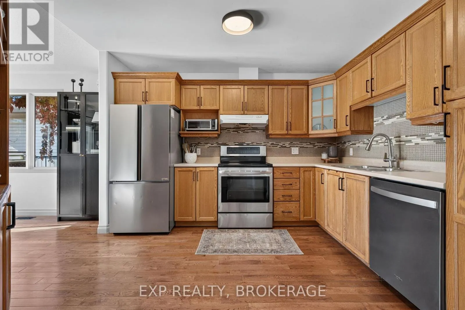 975 RAINBOW CRESCENT