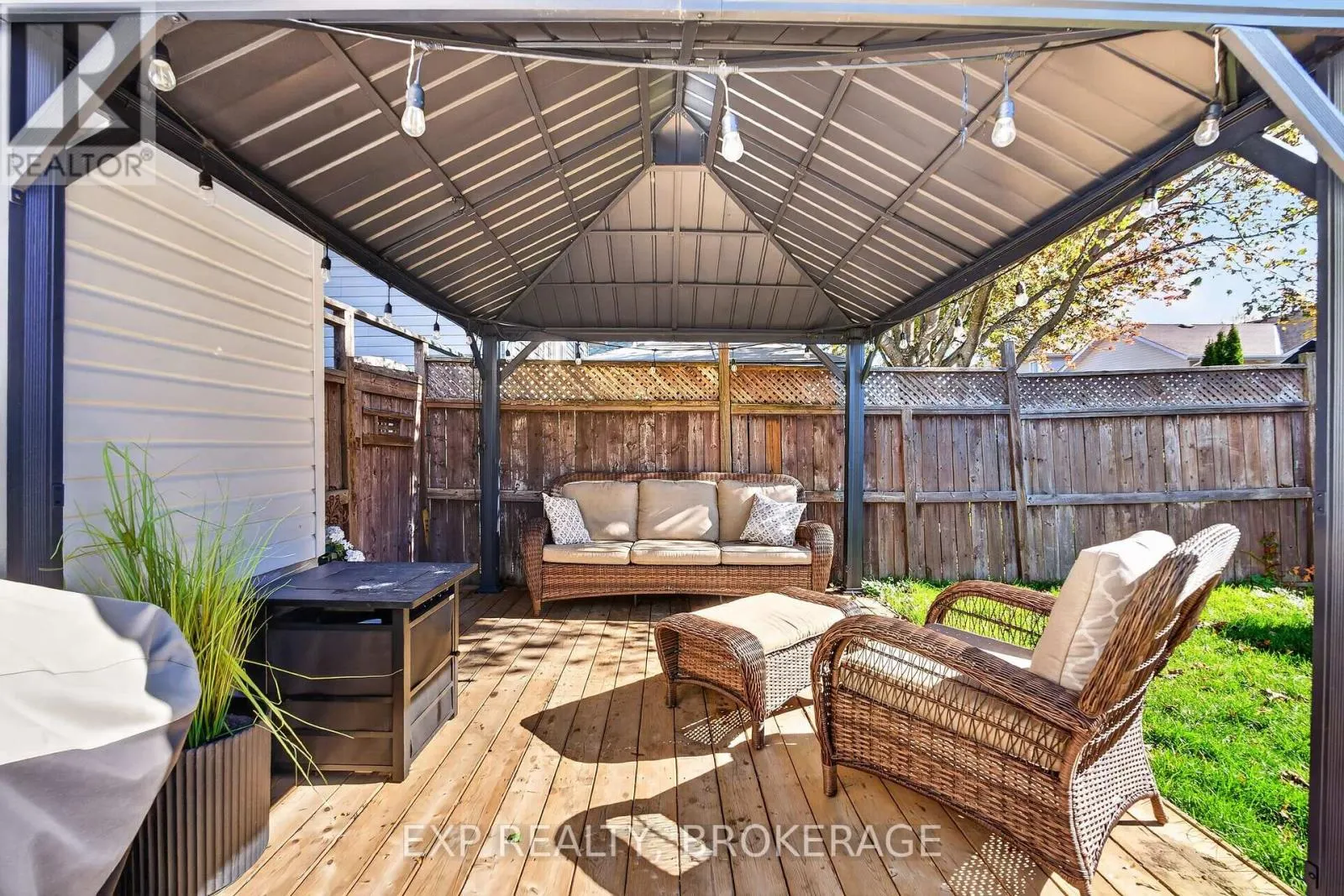 975 RAINBOW CRESCENT