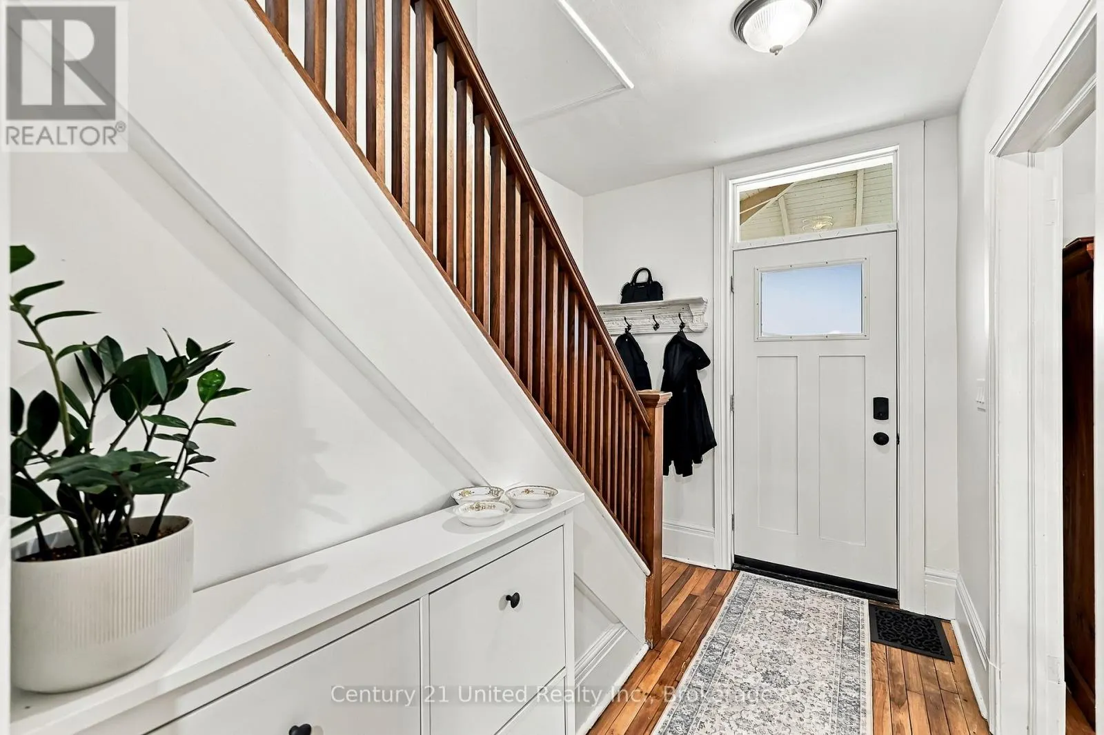 164 UNIVERSITY AVENUE W
