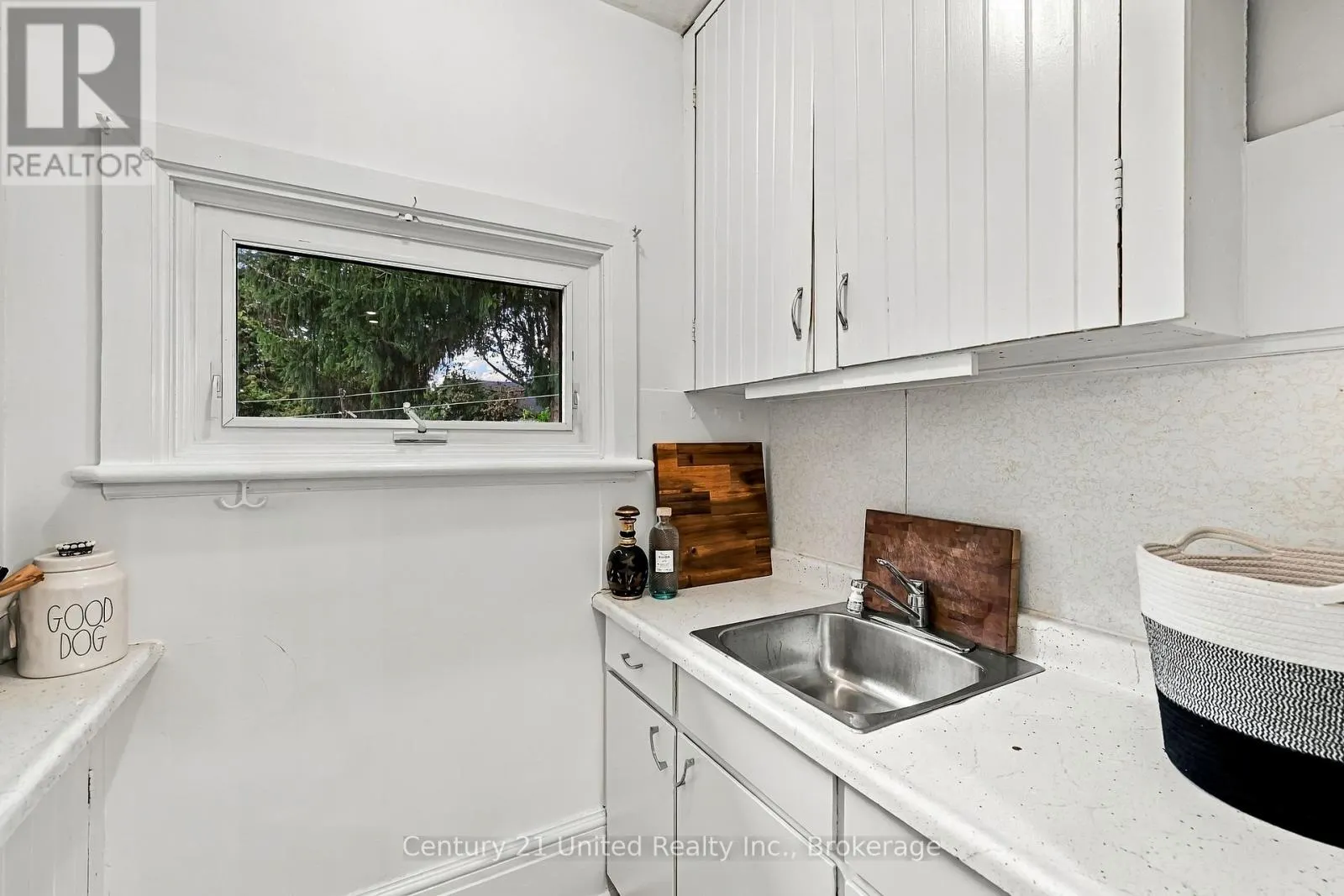 164 UNIVERSITY AVENUE W