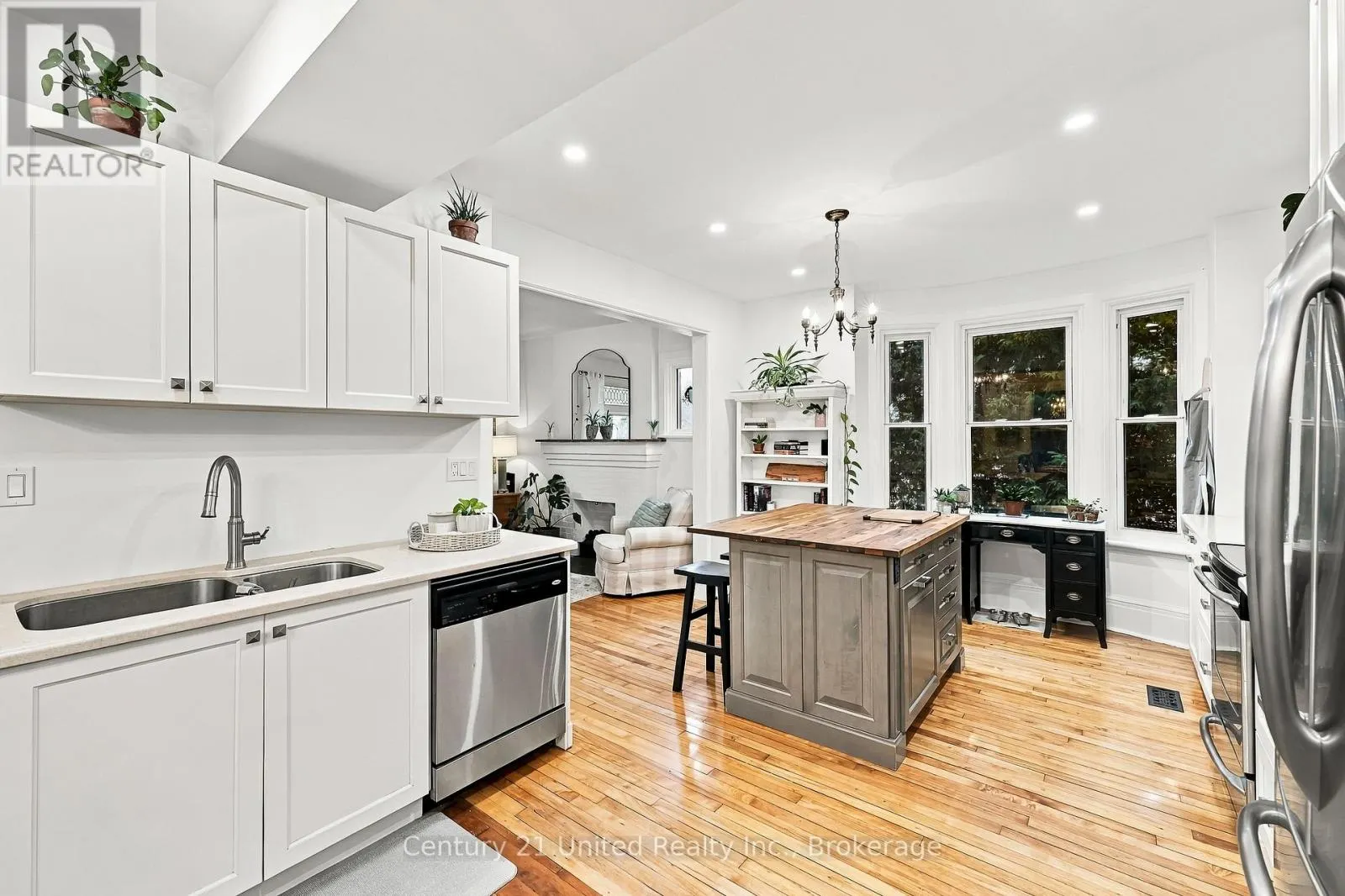 164 UNIVERSITY AVENUE W