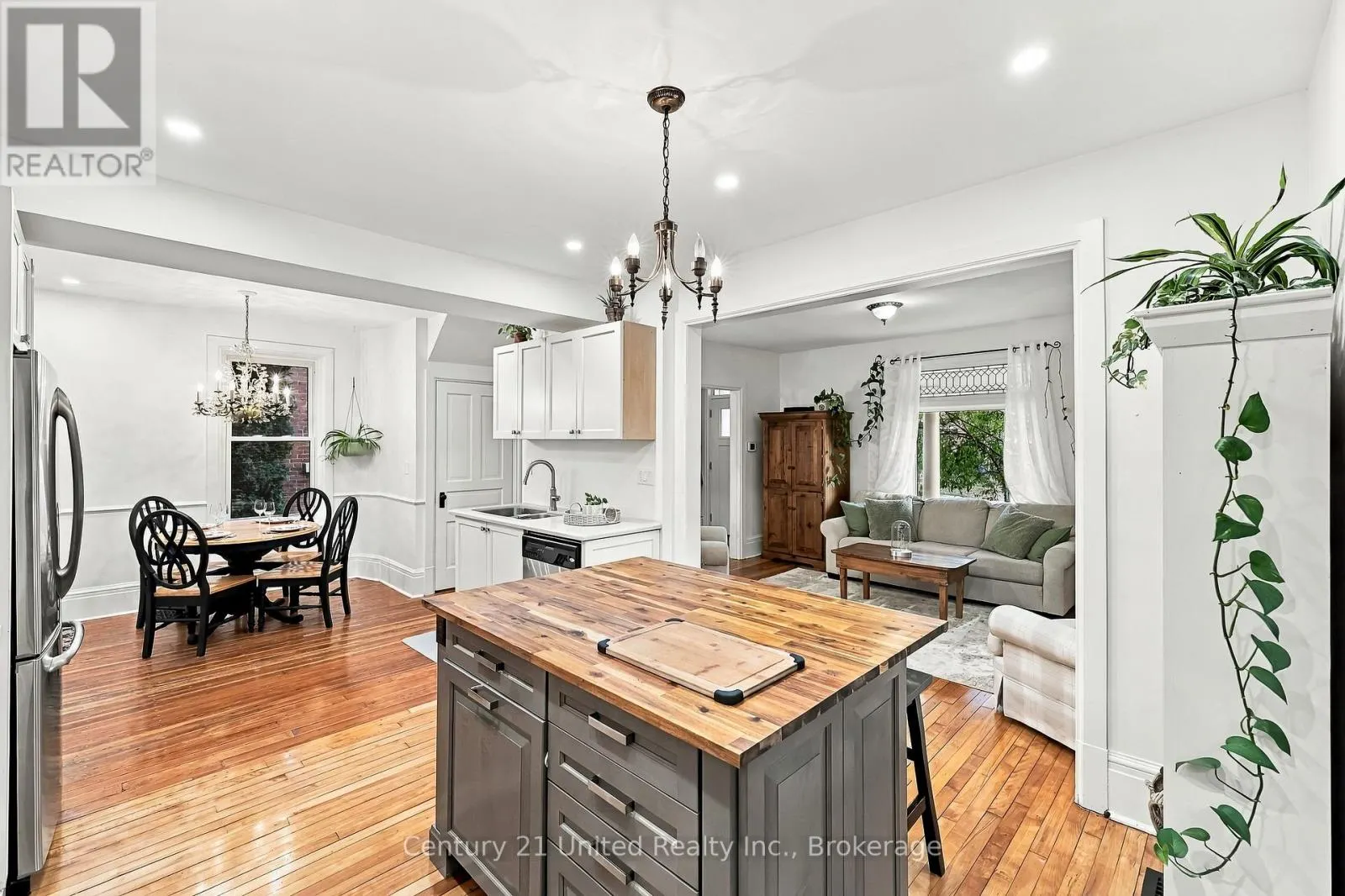 164 UNIVERSITY AVENUE W