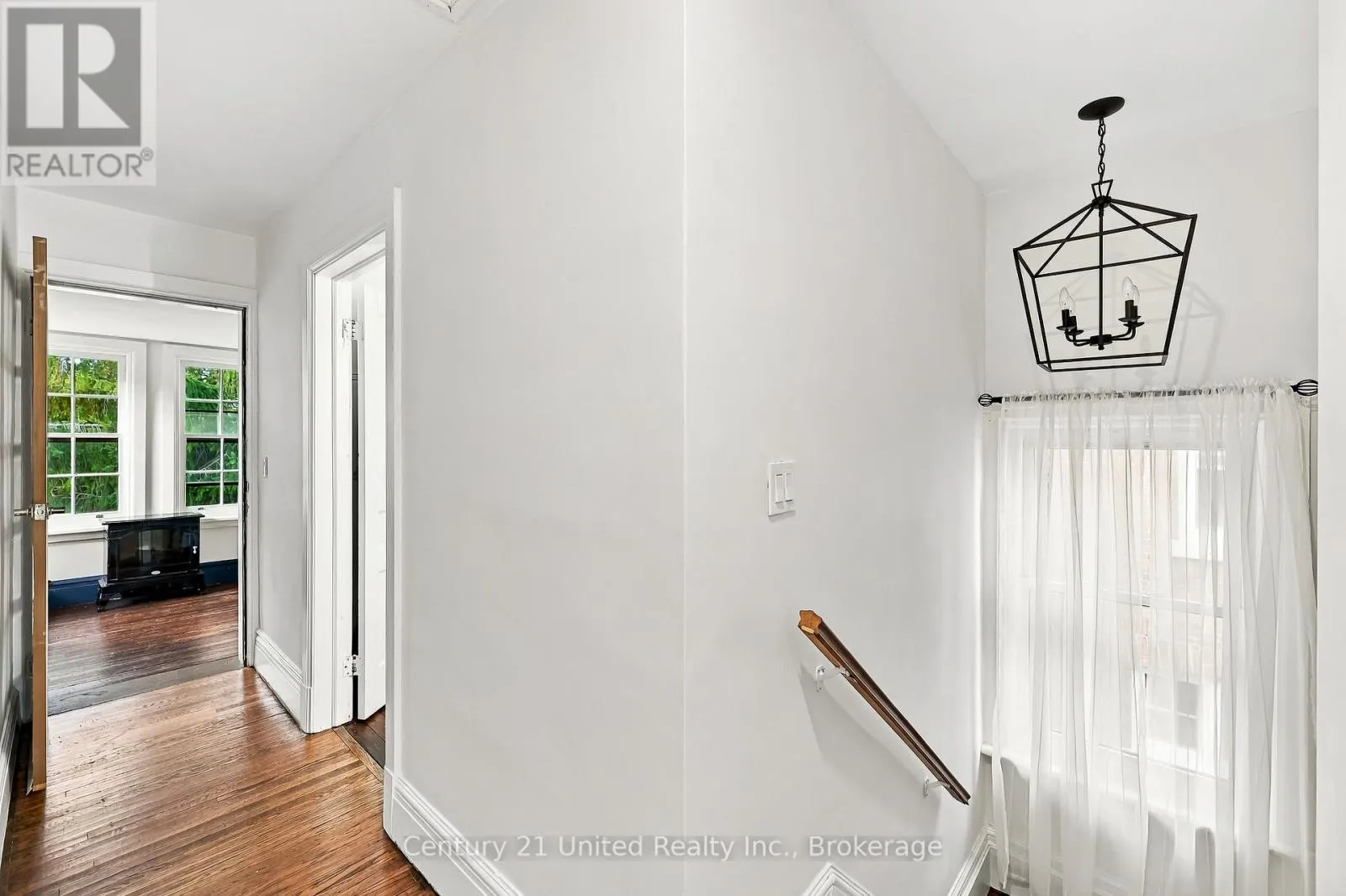 164 UNIVERSITY AVENUE W