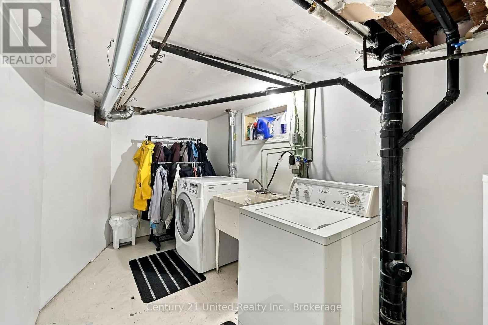 164 UNIVERSITY AVENUE W