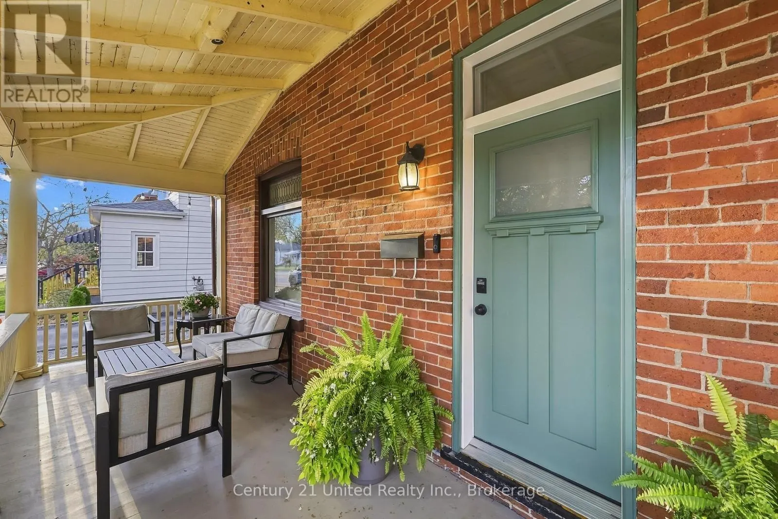 164 UNIVERSITY AVENUE W