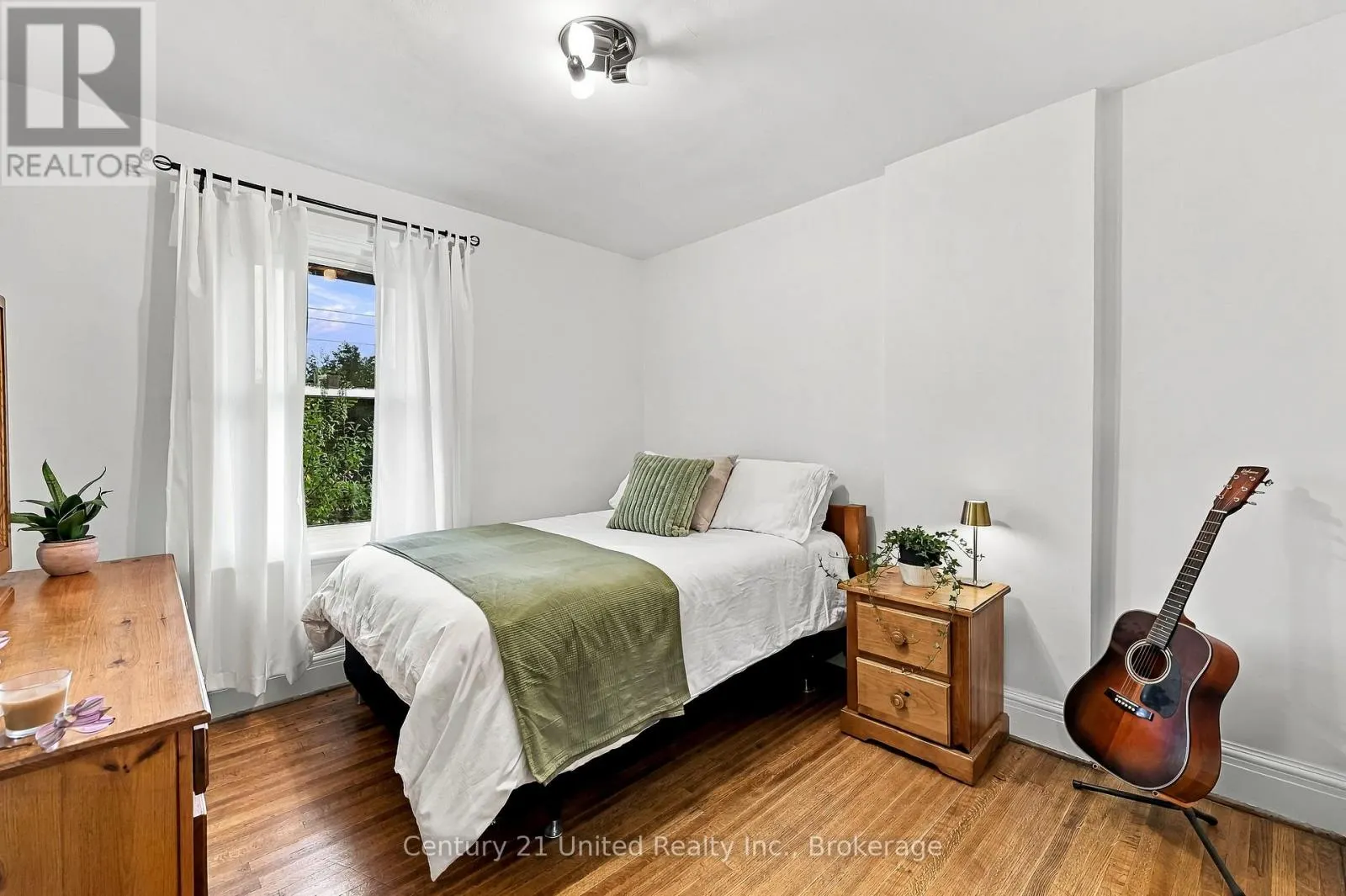 164 UNIVERSITY AVENUE W
