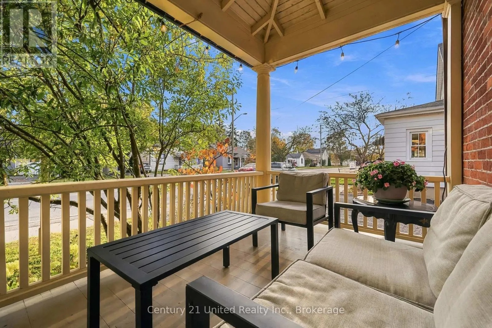 164 UNIVERSITY AVENUE W