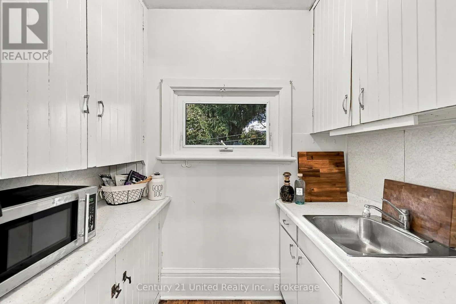 164 UNIVERSITY AVENUE W