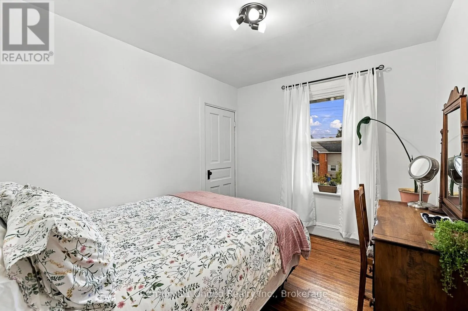 164 UNIVERSITY AVENUE W
