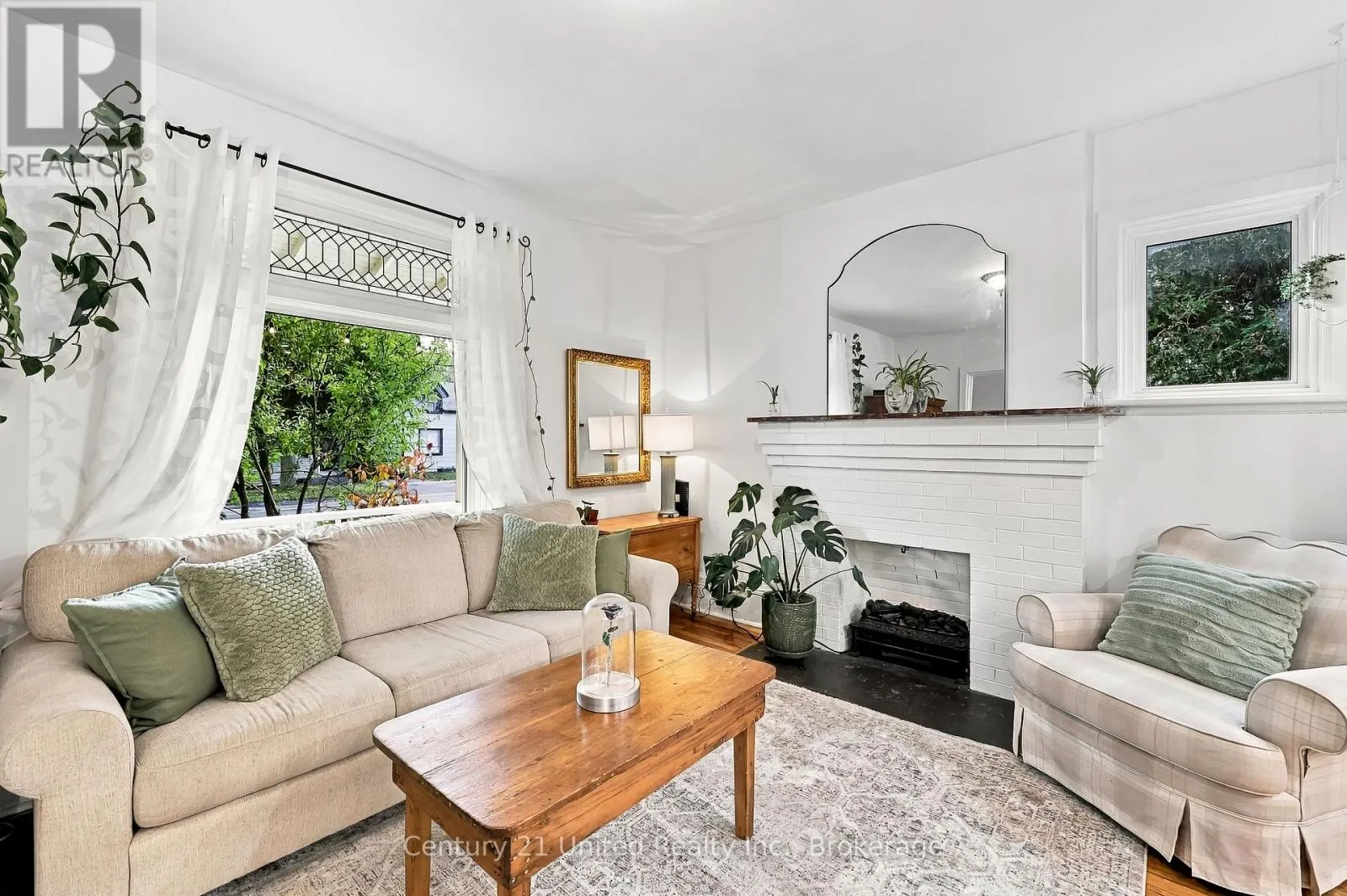 164 UNIVERSITY AVENUE W