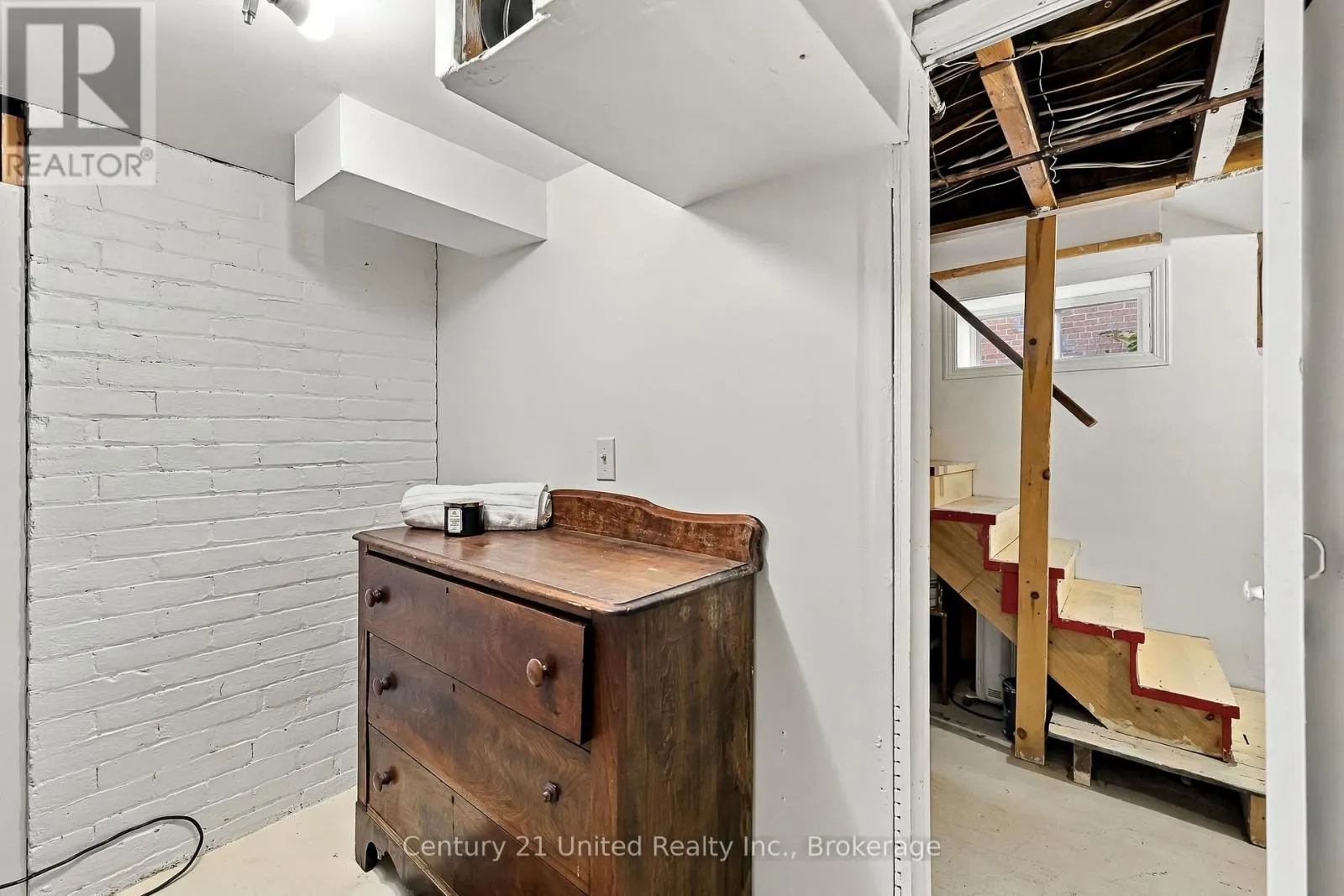 164 UNIVERSITY AVENUE W