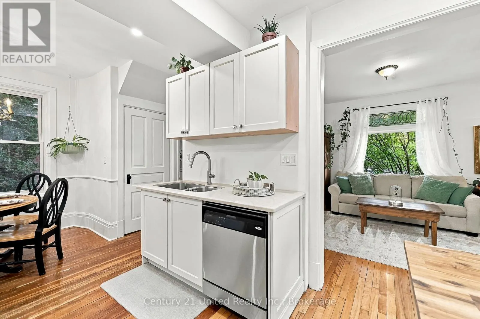 164 UNIVERSITY AVENUE W