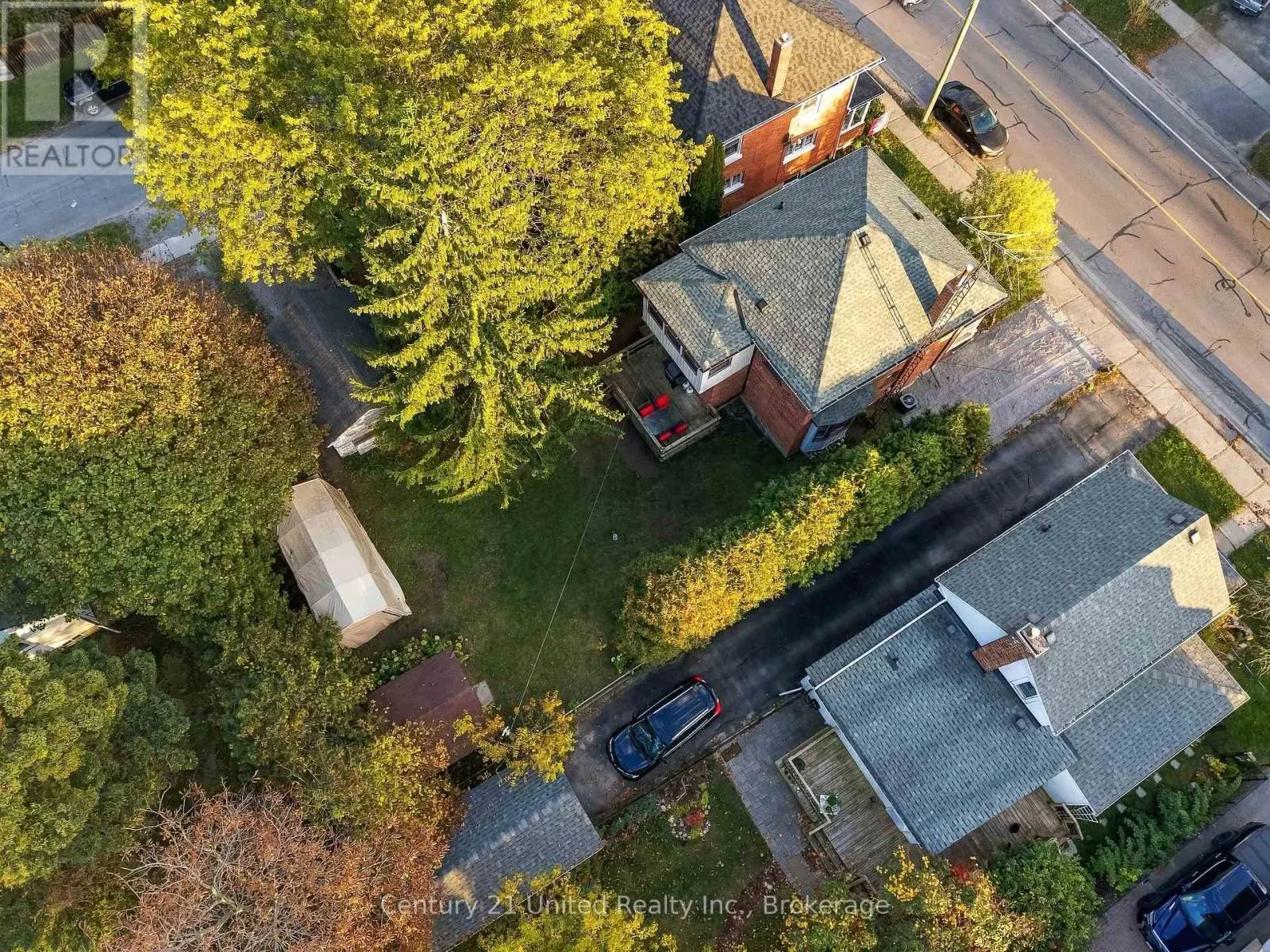 164 UNIVERSITY AVENUE W