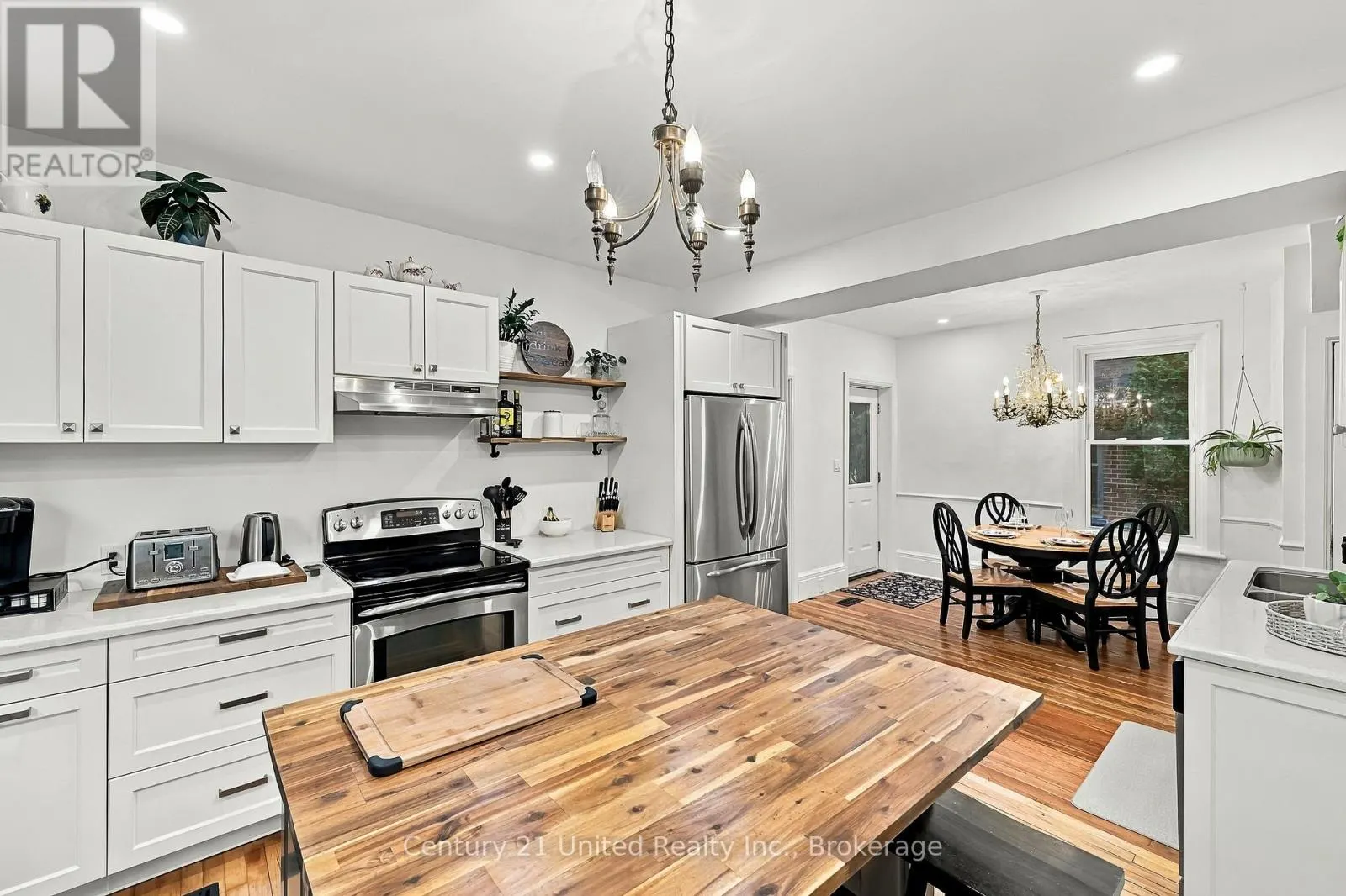 164 UNIVERSITY AVENUE W