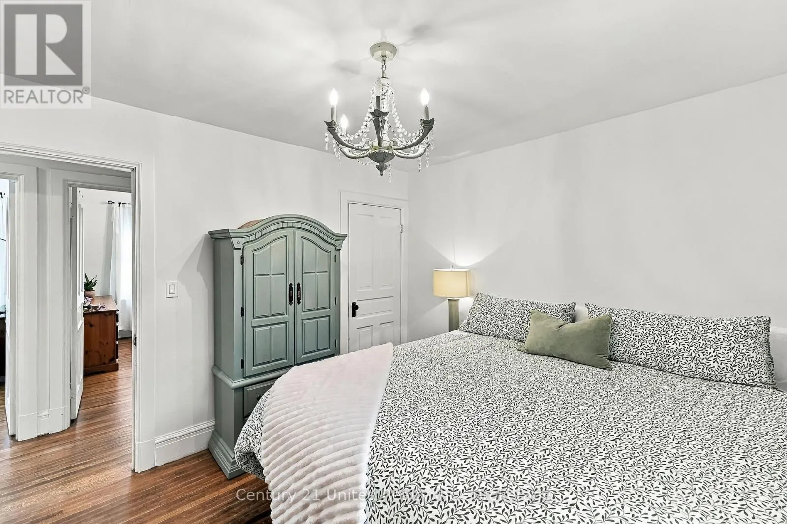 164 UNIVERSITY AVENUE W