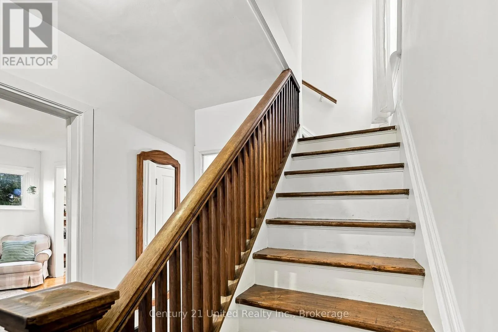 164 UNIVERSITY AVENUE W