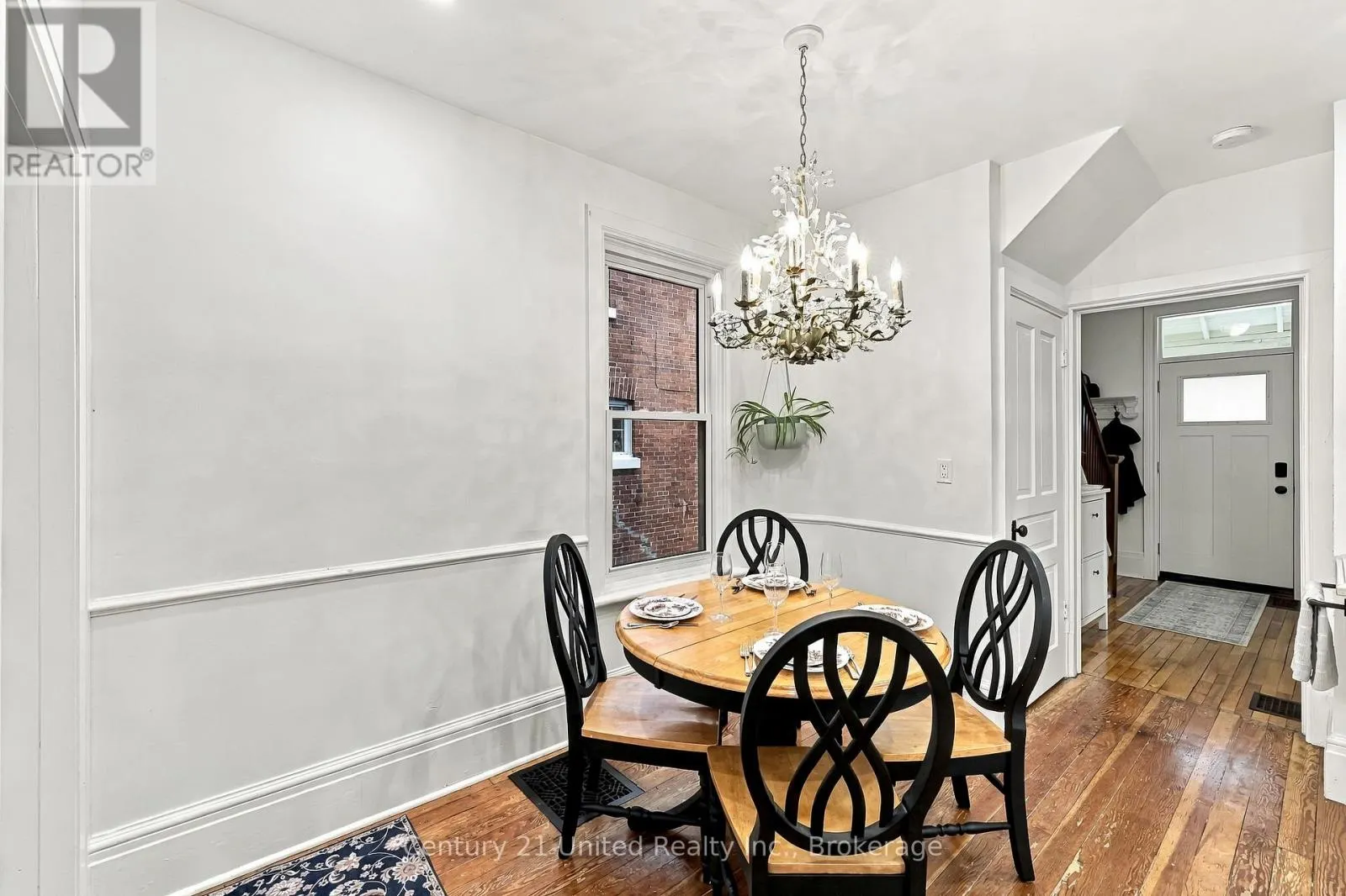 164 UNIVERSITY AVENUE W