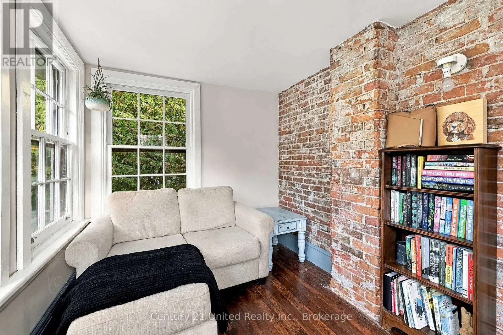 164 UNIVERSITY AVENUE W