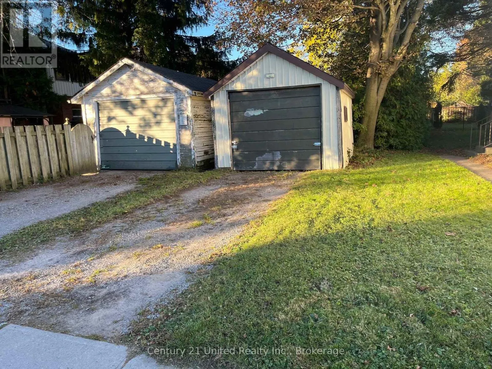 164 UNIVERSITY AVENUE W