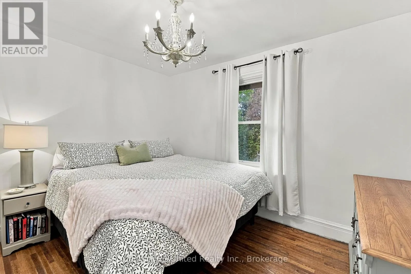 164 UNIVERSITY AVENUE W