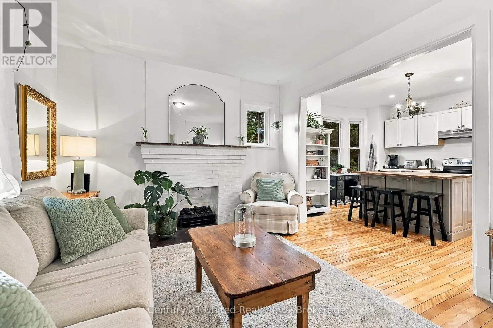 164 UNIVERSITY AVENUE W