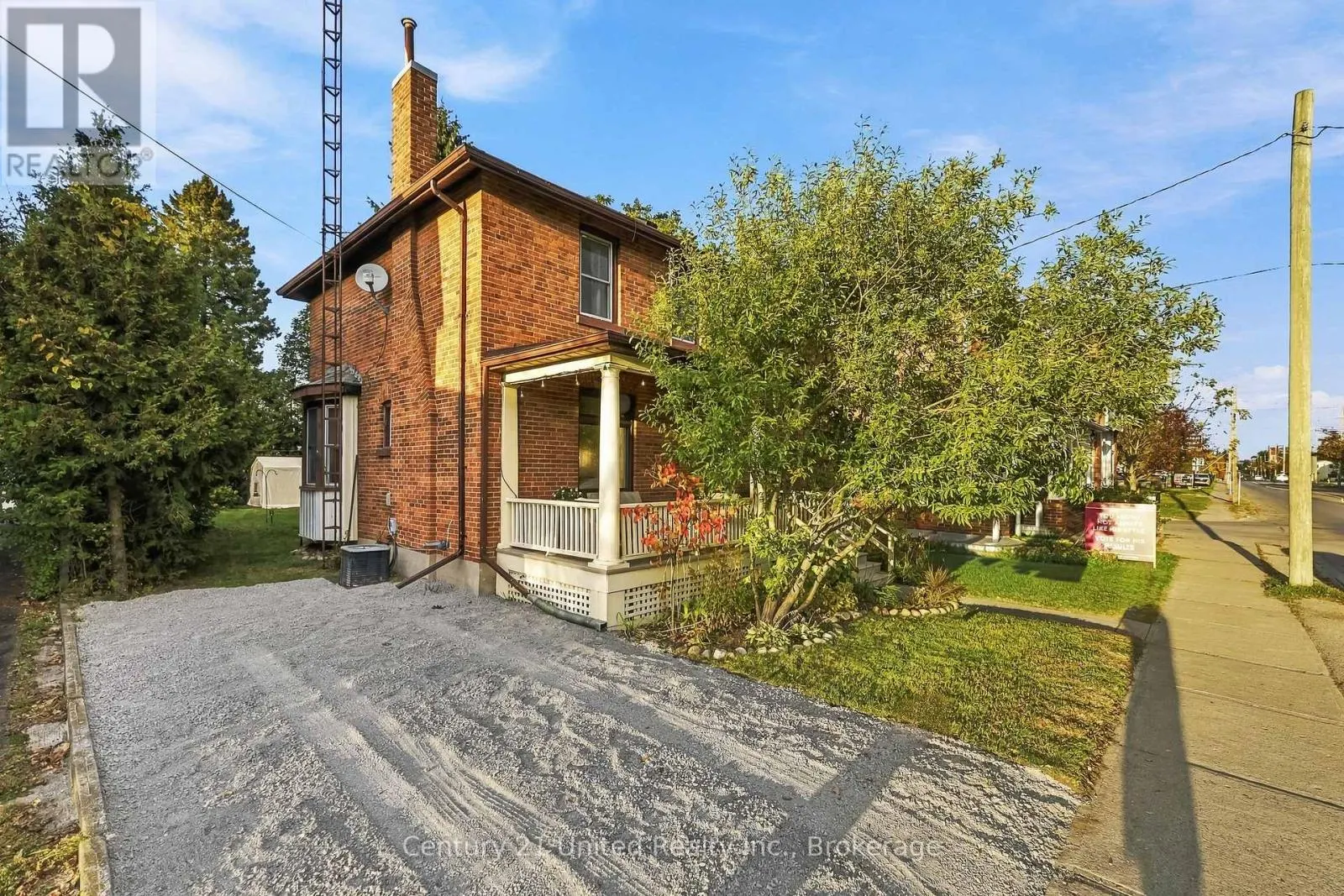 164 UNIVERSITY AVENUE W