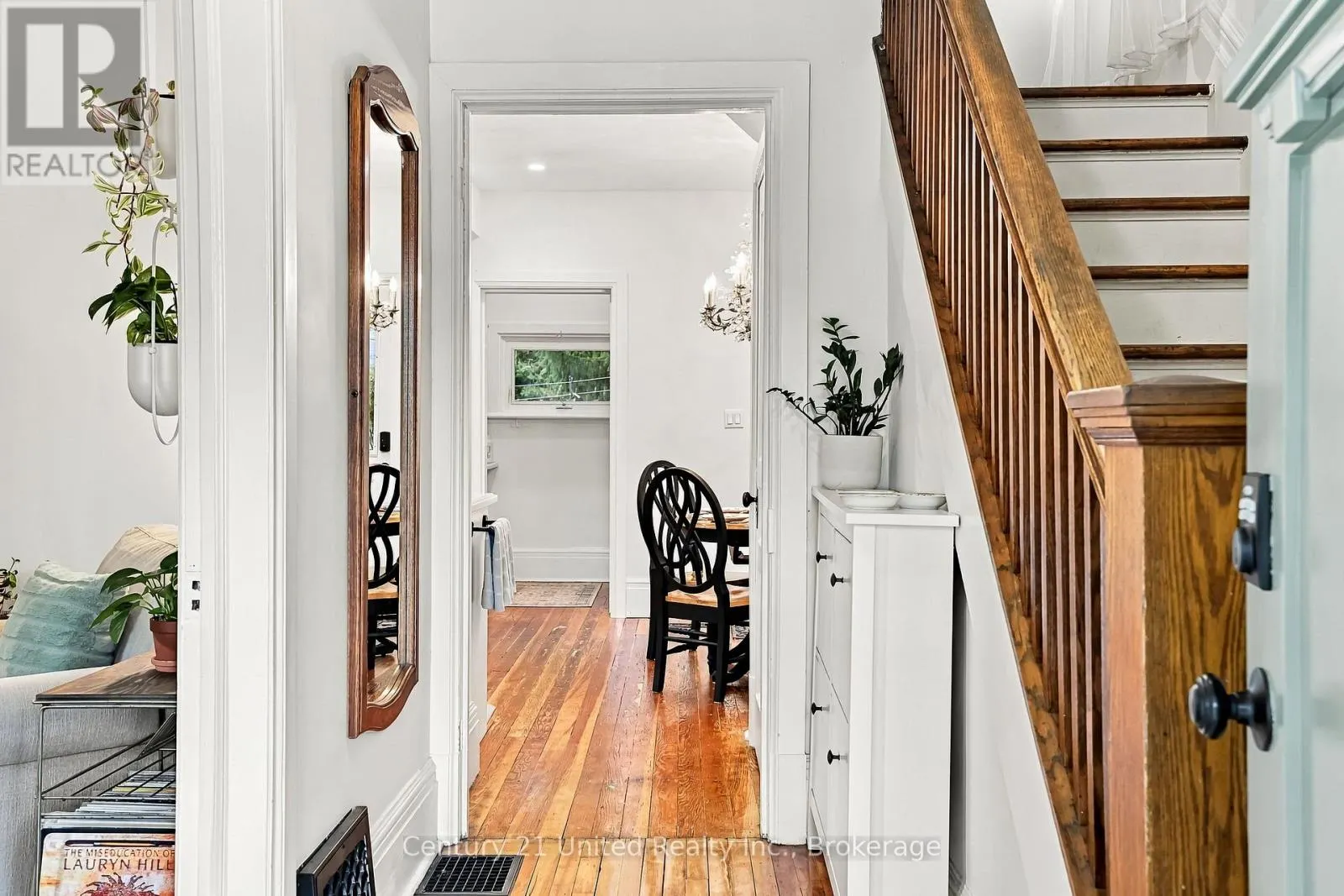 164 UNIVERSITY AVENUE W