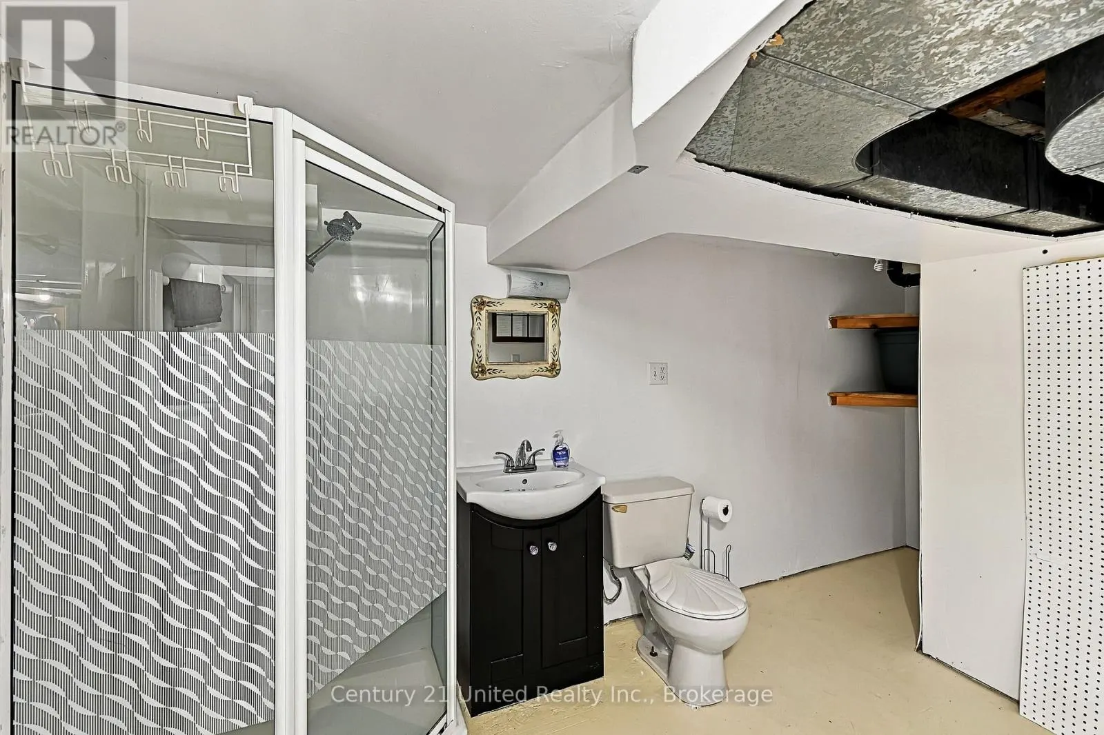 164 UNIVERSITY AVENUE W