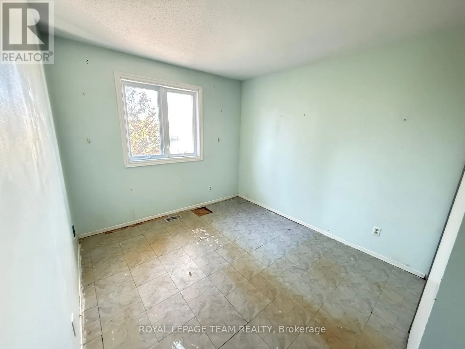 86 HUMMINGBIRD CRESCENT