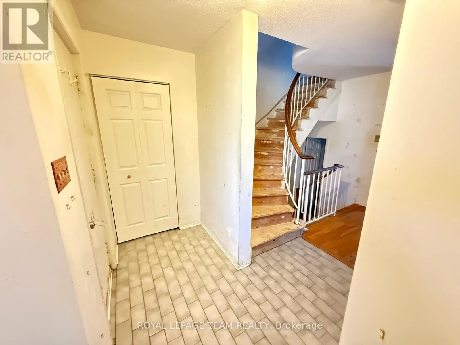 86 HUMMINGBIRD CRESCENT
