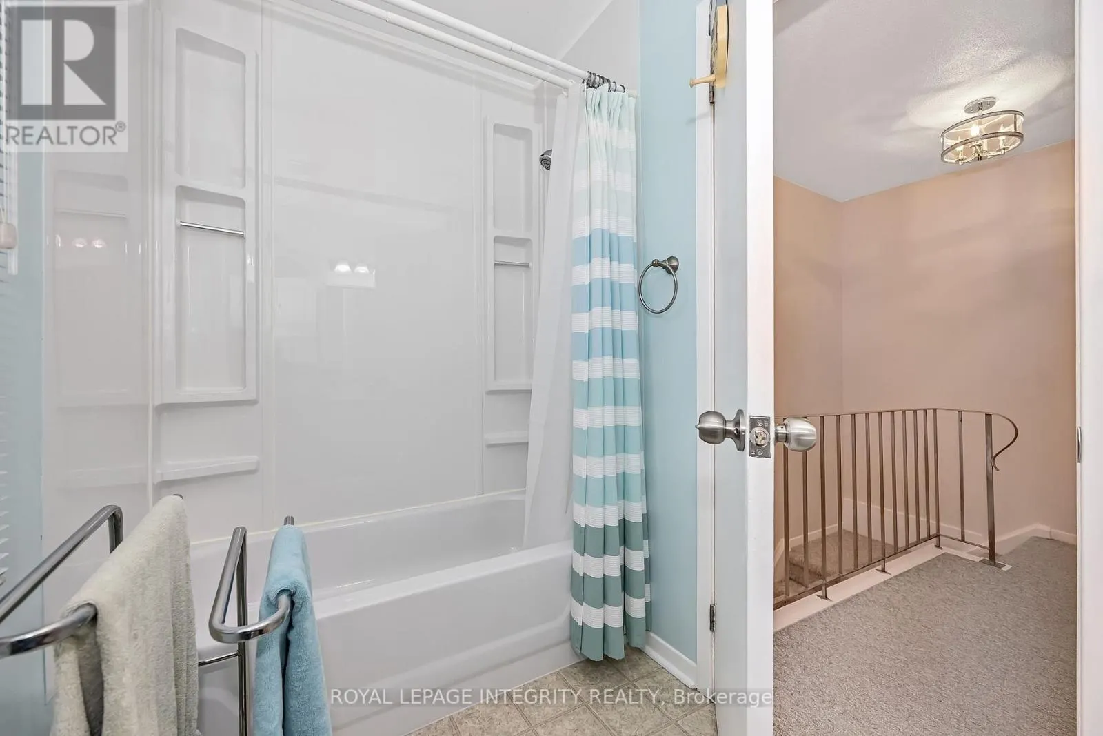 262 EDWARD STREET S