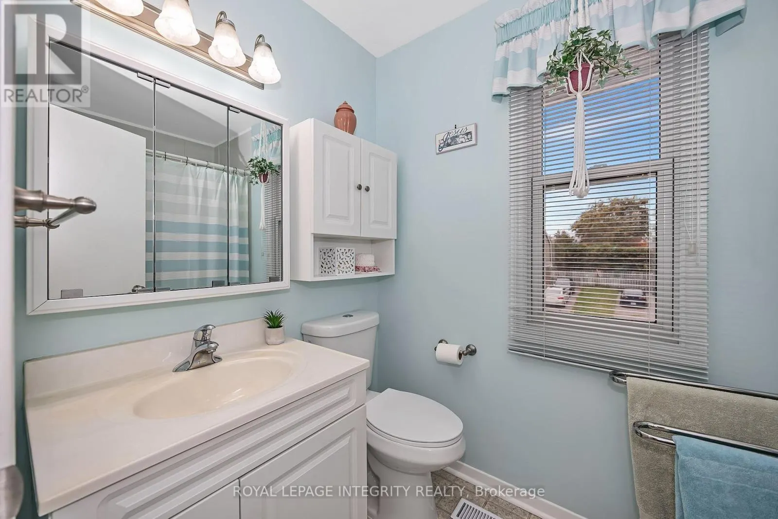 262 EDWARD STREET S