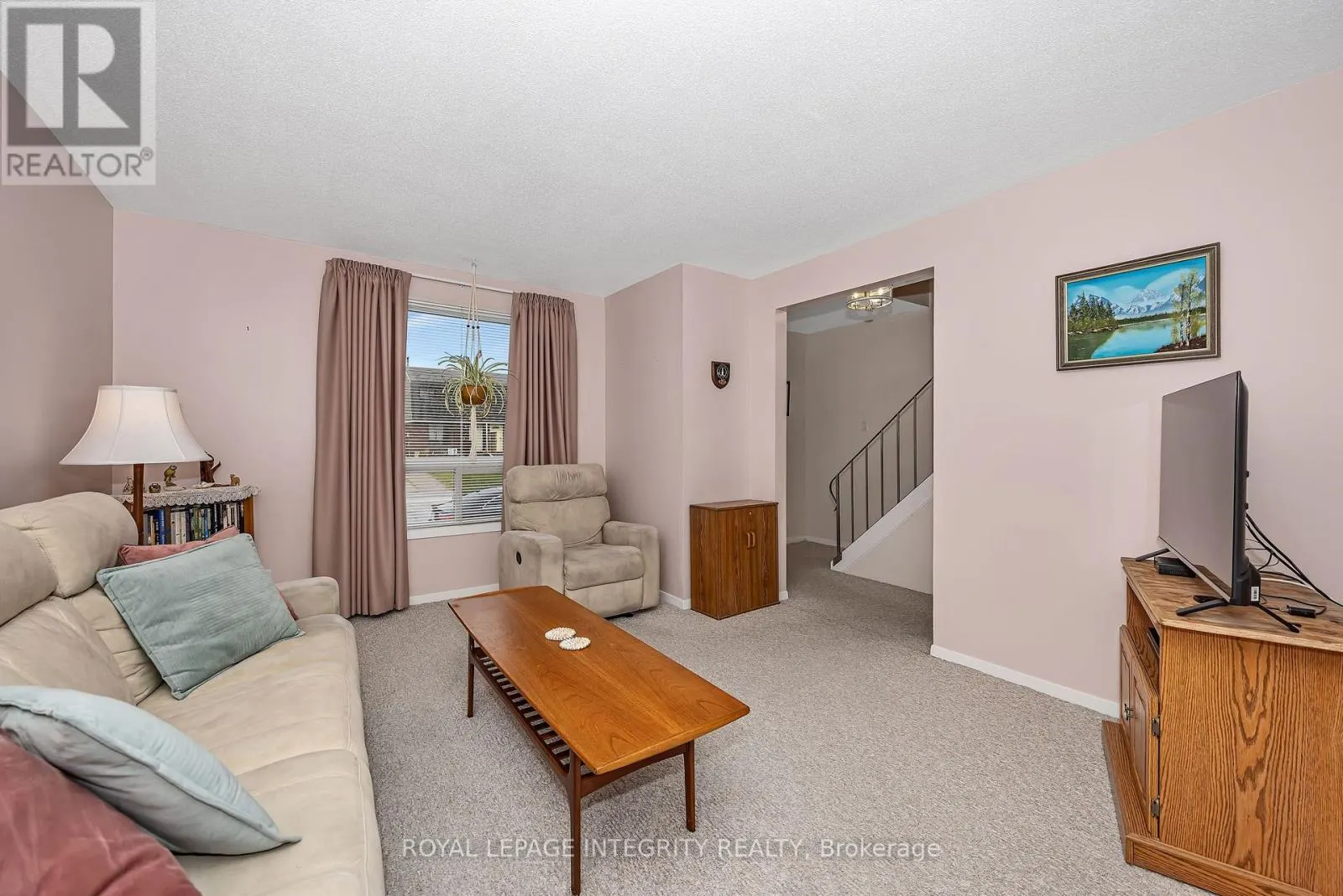 262 EDWARD STREET S