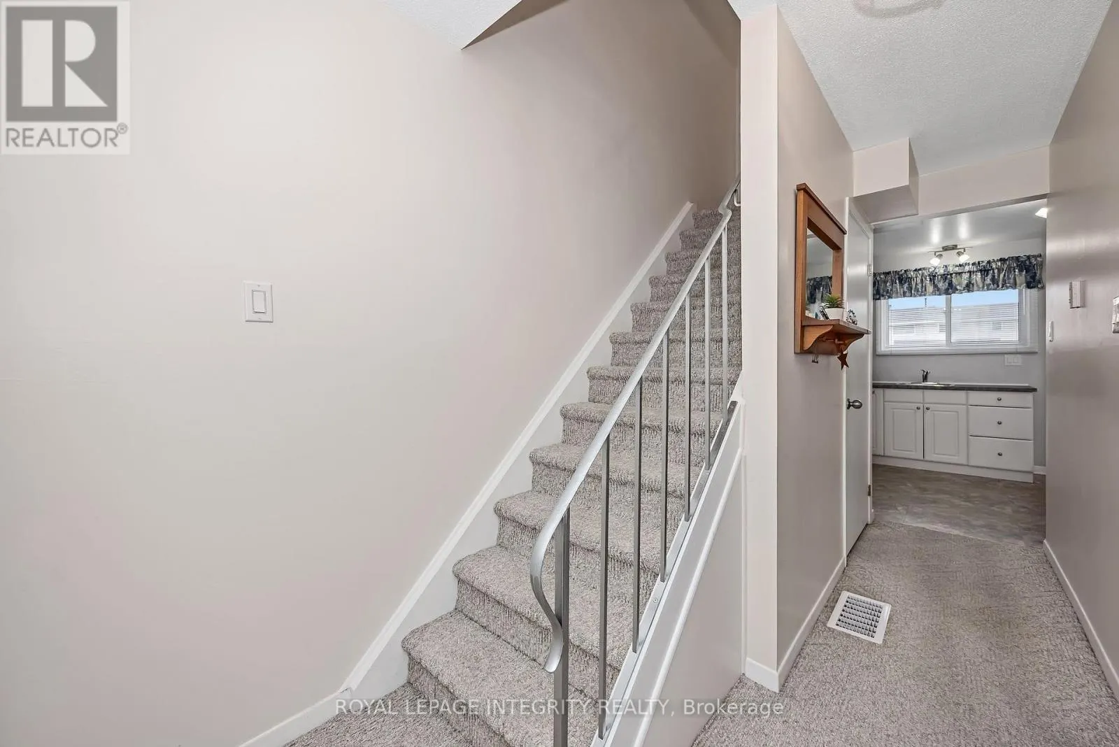 262 EDWARD STREET S